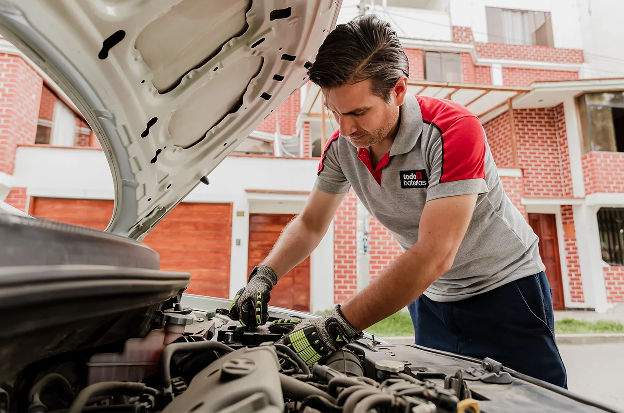 Técnico de Todo Baterías Instalando