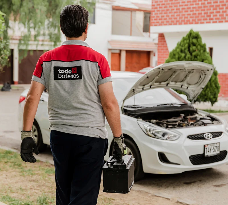 Técnico de Todo Baterías Instalando